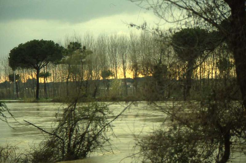 5-Minturno,Garigliano in piena,2 febbraio 1986.jpg